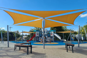 Háromszög alakú napvitorlák köztéri játszótéren