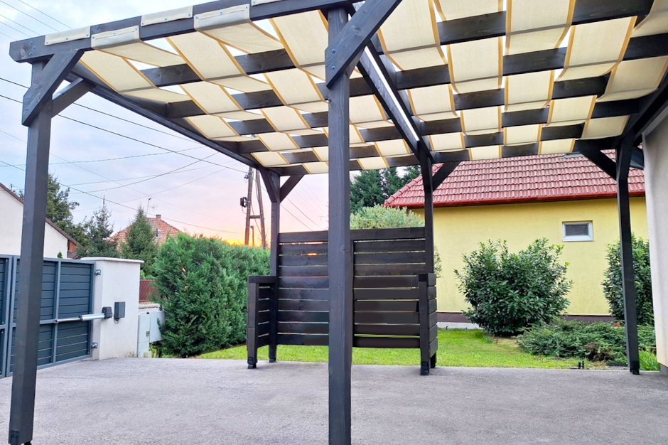 Napvitorla terasz 5 Napvitorla anyagból készült árnyékolás kocsibeálló fölött pergolaként beépítve
