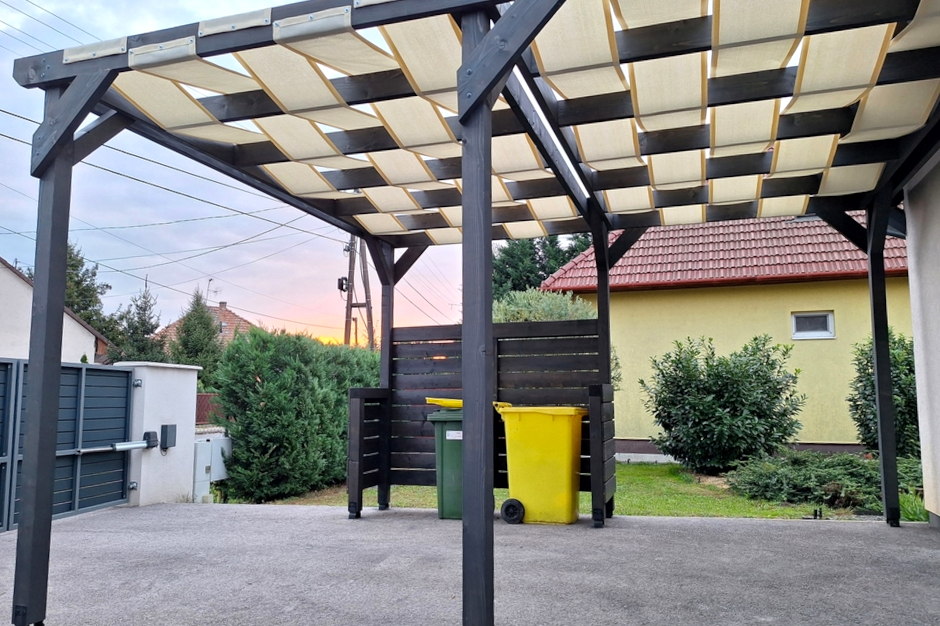 Napvitorla terasz 5 Napvitorla anyagból készült árnyékolás kocsibeálló fölött pergolaként beépítve